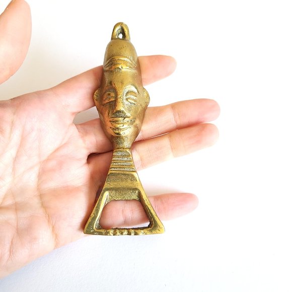 Vintage brass bottle opener with head design. - Picture 4 of 4